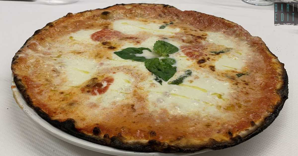 Sottile, meno lievitata e con il bordo basso e croccante: � la pizza in versione "barese"